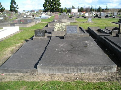 Picture of Taruheru cemetery, block 12, plot 75.