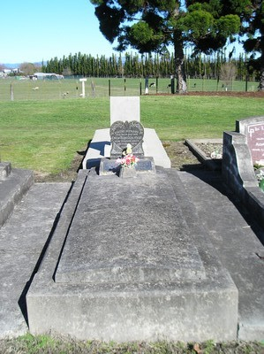 Picture of Taruheru cemetery, block 13, plot 140.