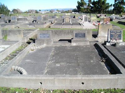 Picture of TARUHERU cemetery, block 15, plot 19.