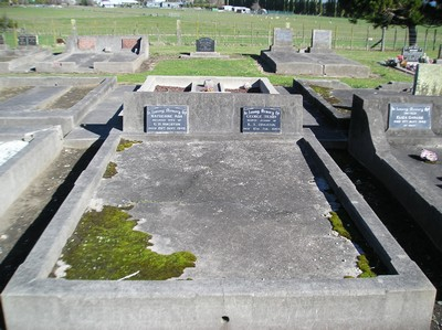 Picture of Taruheru cemetery, block 15, plot 68.