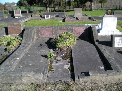 Picture of TARUHERU cemetery, block 19, plot 10.