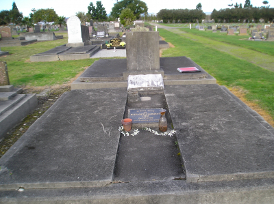 Picture of Taruheru cemetery, block 1, plot 1.