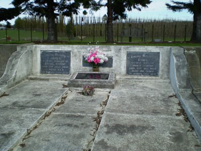 Picture of Taruheru cemetery, block 20, plot 141.