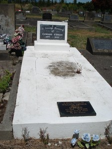 Picture of Taruheru cemetery, block 21, plot 102.