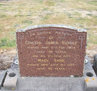 Picture of TARUHERU cemetery, block 22, plot 330.