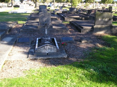 Picture of TARUHERU cemetery, block 3, plot 10.