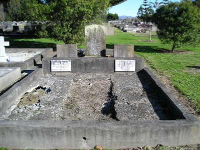 Picture of Taruheru cemetery, block 4, plot 75.