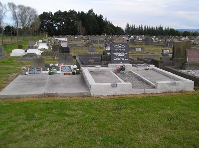 Picture of Taruheru cemetery, block 6, plot 14.