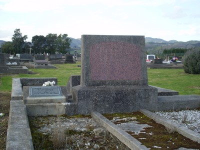 Picture of TARUHERU cemetery, block 7, plot 147.