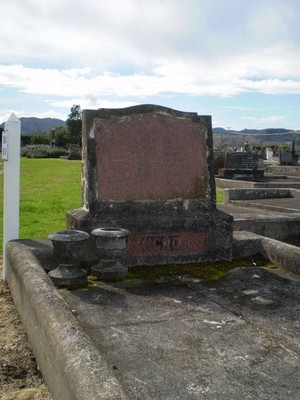 Picture of Taruheru cemetery, block 8, plot 51.