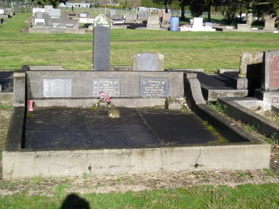 Picture of Taruheru cemetery, block 9, plot 82.
