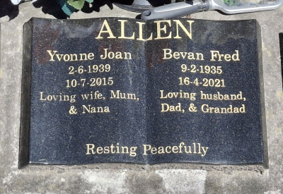 Picture of TARUHERU cemetery, block M, plot 286.