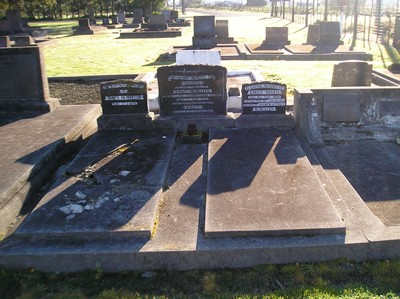 Picture of Taruheru cemetery, block R, plot 32.