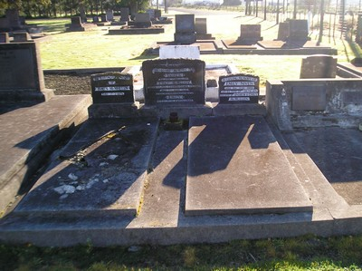 Picture of TARUHERU cemetery, block R, plot 32.