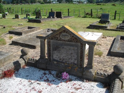 Picture of Tolaga Bay cemetery, block TOL4, plot 5.