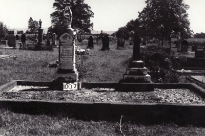 Historic picture of MAKARAKA cemetery, block MKF, plot 1007.