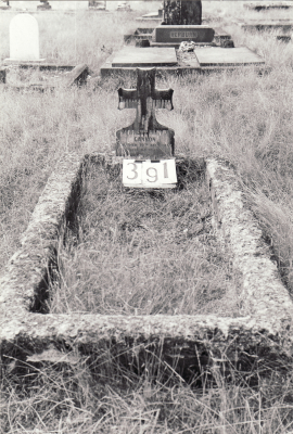 Historic picture of Makaraka cemetery, block MKG, plot 391A.