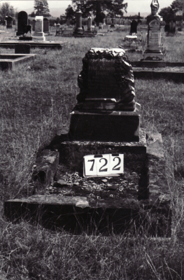 Historic picture of Makaraka cemetery, block MKG, plot 722.