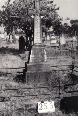 Historic picture of Makaraka cemetery, block MKH, plot 255.