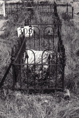 Historic picture of Makaraka cemetery, block MKH, plot 309.