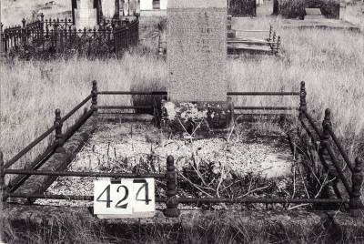Historic picture of Makaraka cemetery, block MKH, plot 424.