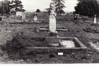 Historic picture of Makaraka cemetery, block MKM, plot 1054.