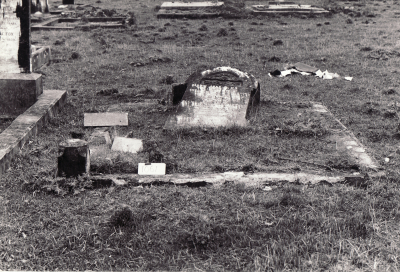 Historic picture of Makaraka cemetery, block MKM, plot 1061.