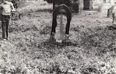 Historic picture of Makaraka cemetery, block MKOLD, plot 34.