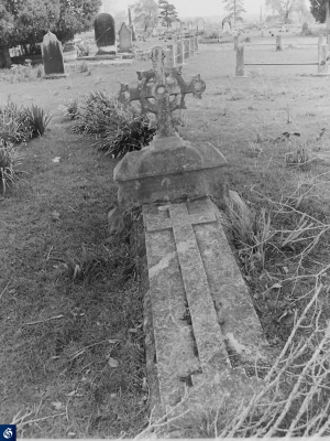 Historic picture of Makaraka cemetery, block MKOLD, plot 37.