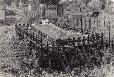 Historic picture of Makaraka cemetery, block MKOLD, plot 71.